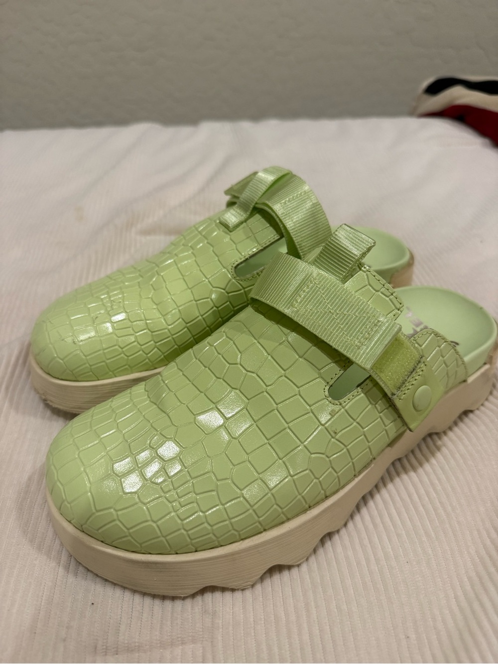 Sorel Viibe Clogs - Green Alligator- Women